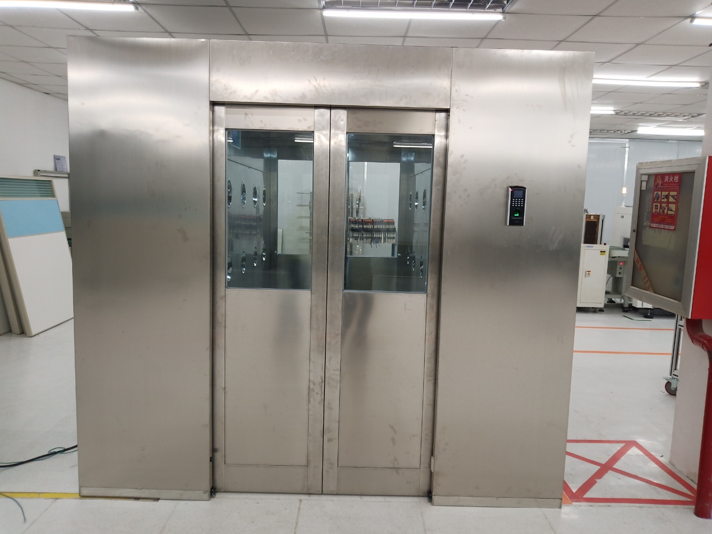 自動風淋房:風淋室設備質(zhì)量保證及安全技術措施包括哪些方面